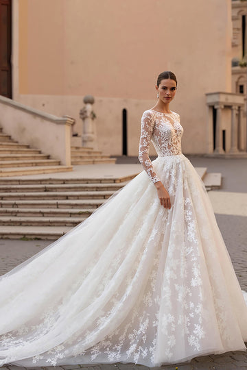Dentelle col bateau Une robe de mariée ivoire ligne à manches longues